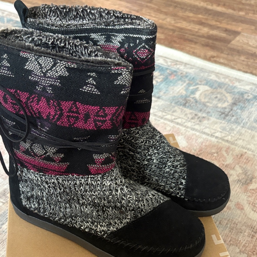 Toms Black and Pink Knit Winter Boots